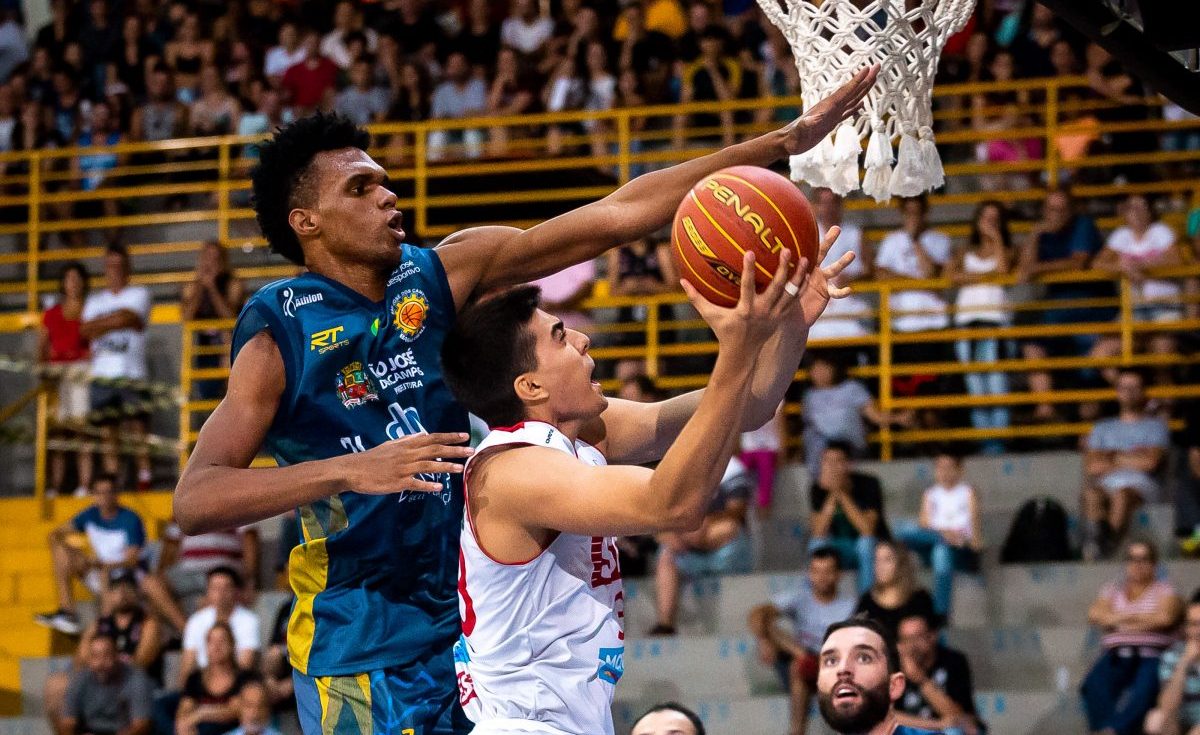 Jogador de basquete com apenas um braço vira fenômeno na web com