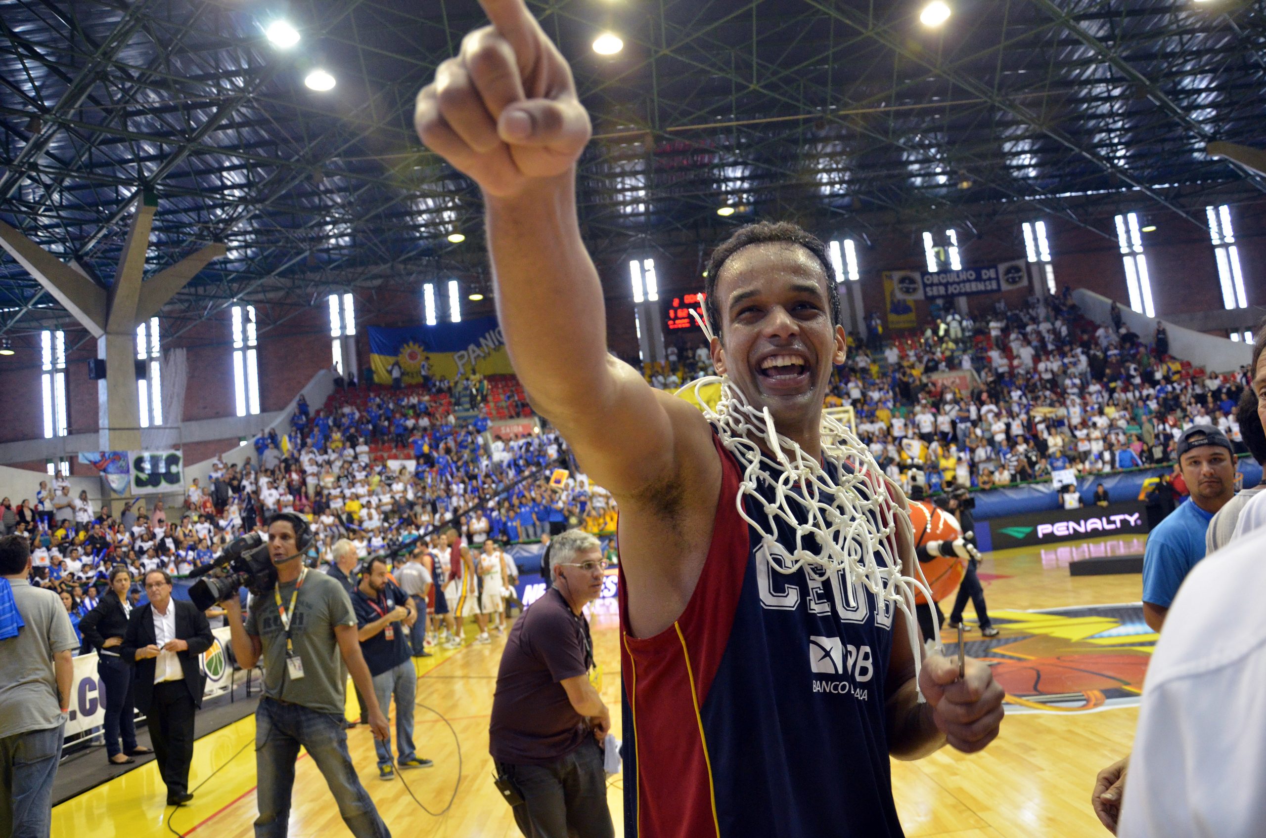 Jogadores de basquete na grande arena profissional durante o jogo