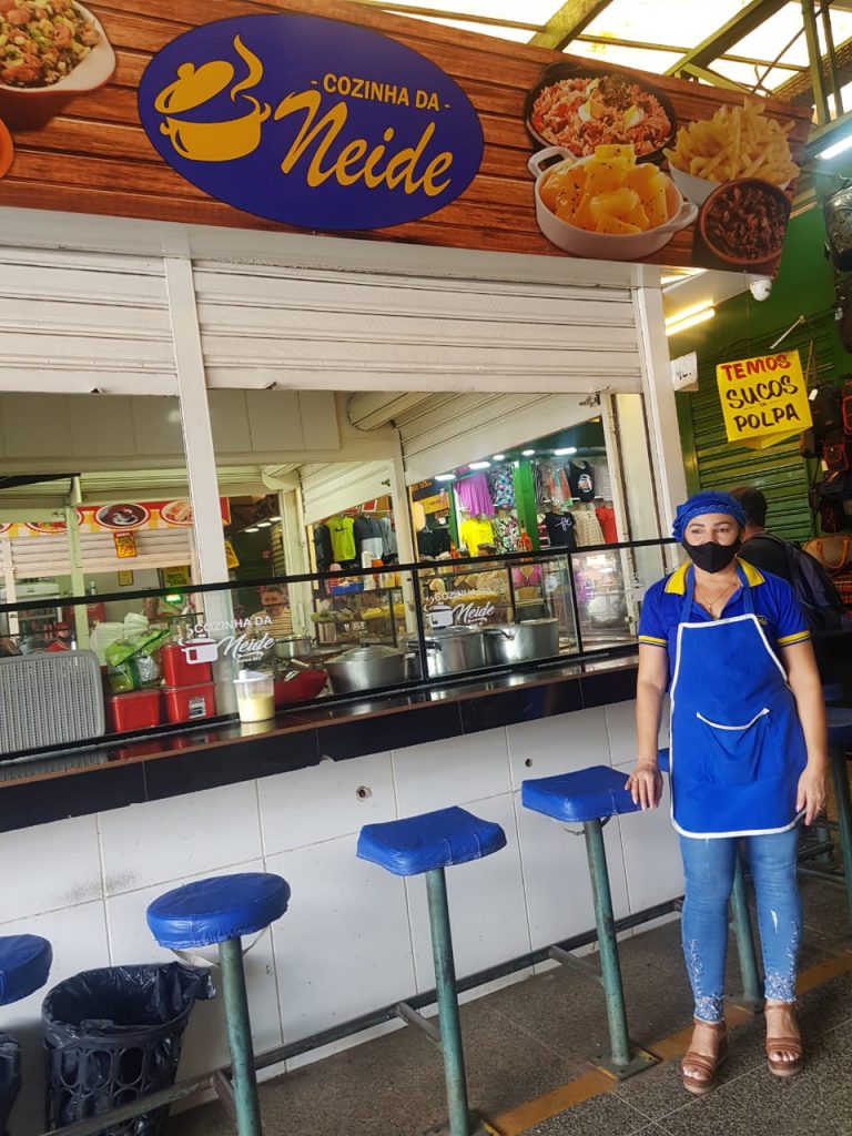 Feira da Ceilândia: cozinheira espalha o cheiro da comida potiguar logo pela manhã