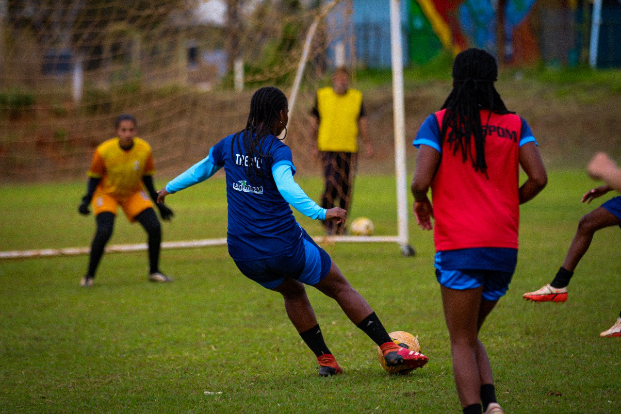 Finalização da zagueira Camila Santos - Foto por: Pedro José Santana