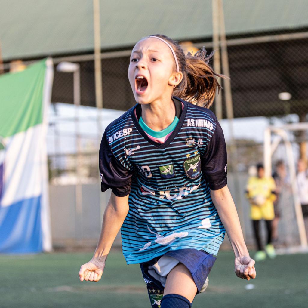 Treinamento futsal de futebol para crianças. Jovem jogador de