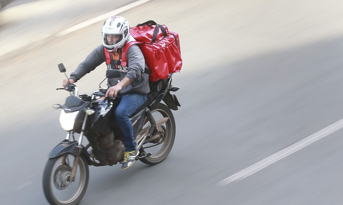 Piloto trabalha como motoboy para viver sonho de ser profissional