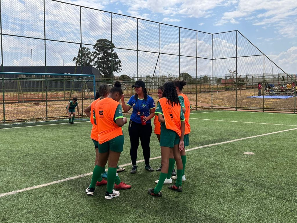 Meninos Jogando Bola De Futebol No Local De Treinamento. Jovem