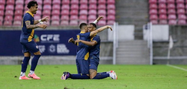 Mascote comemora gol. Foto: Rafael Vieira/FPF