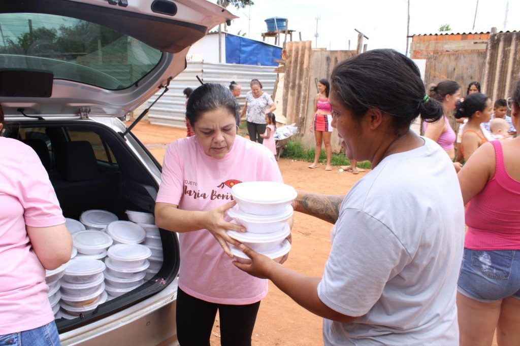 Mulheres e crianças  no Córrego do Arrozal recebem acolhimento e doações de projeto que nasceu de uma mãe