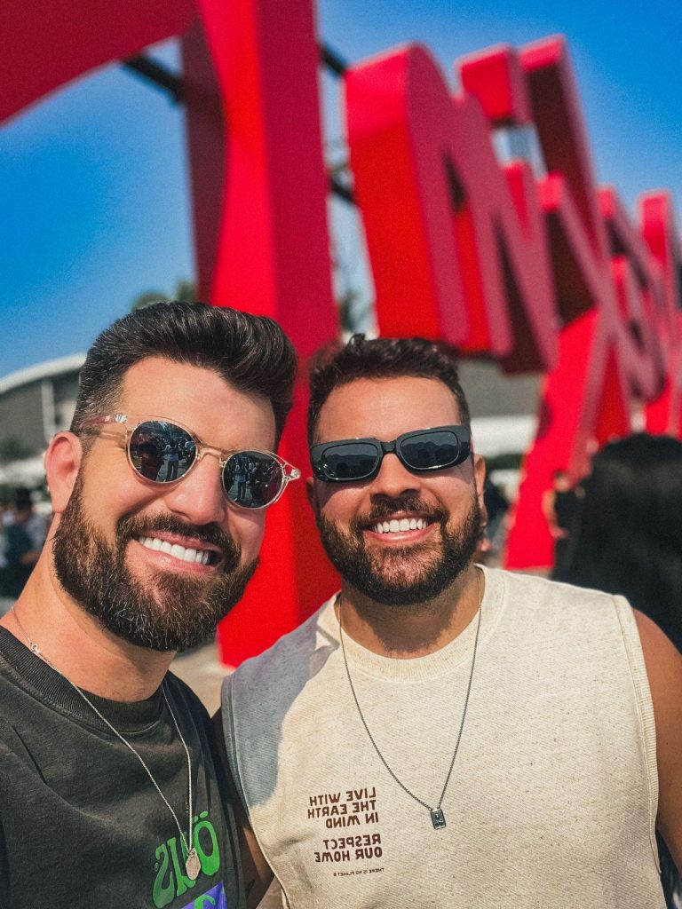 Jovens gays encontram na música e nas estrelas do pop caminhos para enfrentar preconceitos