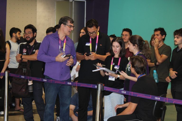 Estudantes de engenharia da computação no DF fazem batalha de sumô com robôs diferentes