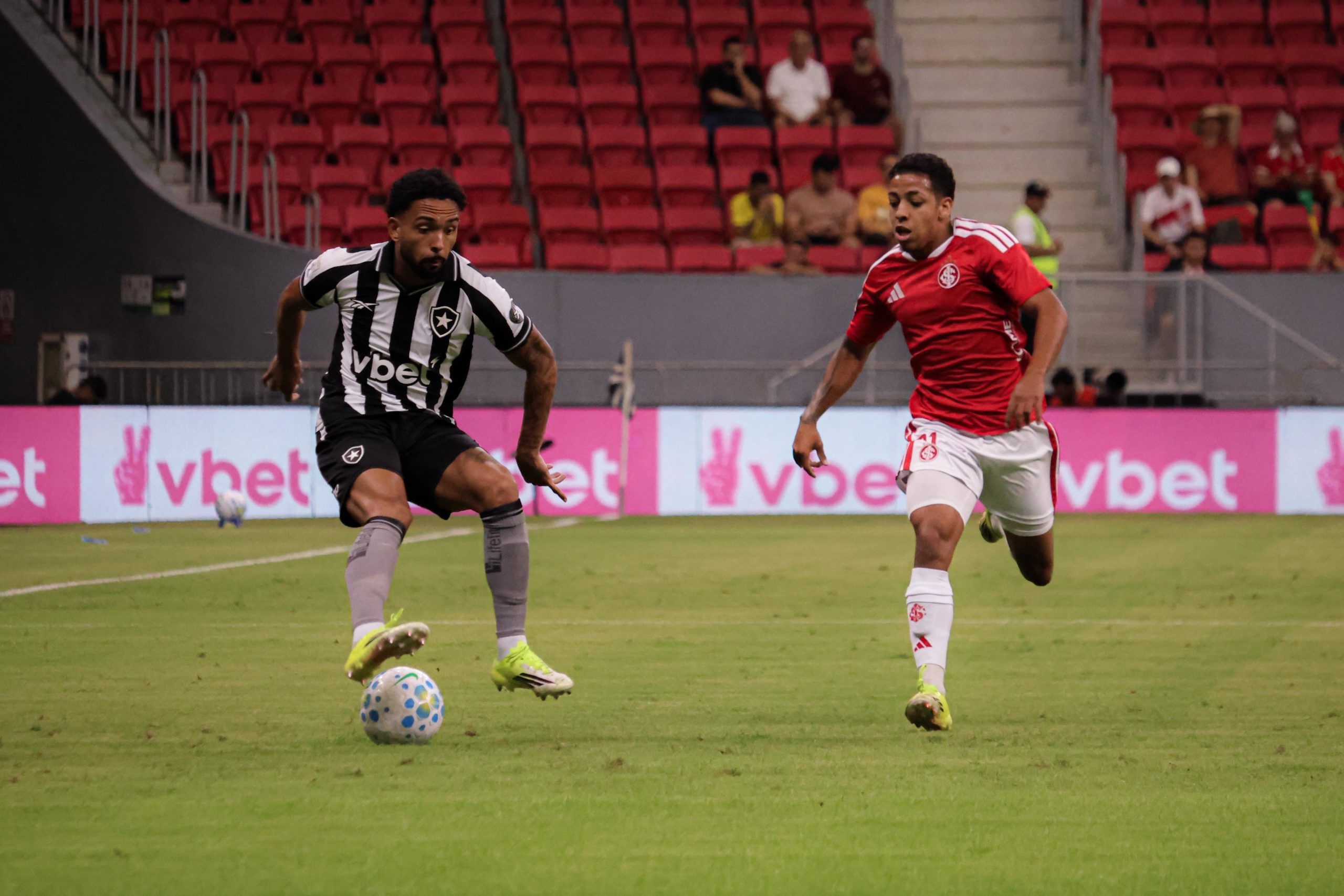 Brasileirão: Botafogo e Internacional empatam em 2º tempo com 4 gols no ...