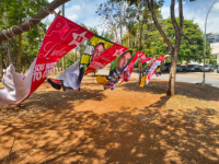 Vendedor de toalhas com imagens de Lula e Flávio Bolsonaro diz que não se interessa por política